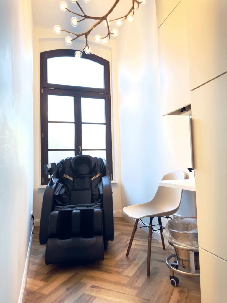 Infusionsraum „Madagaskar“ mit Massagesessel am Fenster